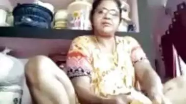Tirunelveli Tamil Delphine Aunty Showing Pussy Hole indian amateur sex