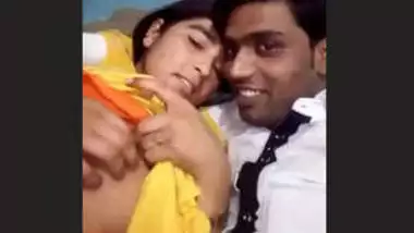 Romantic Couple Boobs Press - Desi Couple Smooch Boob Press indian amateur sex