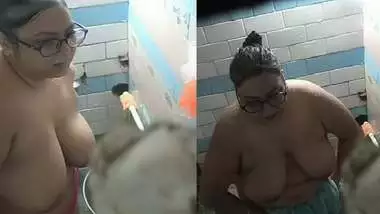 Chubby MILF bathing caught by neighbor viral MMS